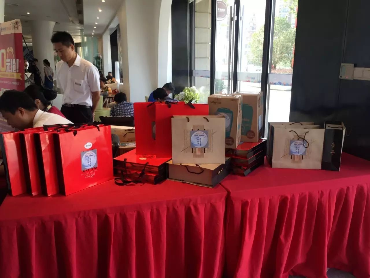 超多奖品堆起来送,对,我们不差钱
