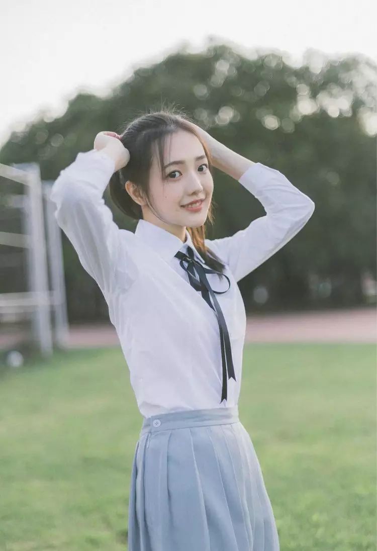 高中女生大长腿清新校园迷人制服写真