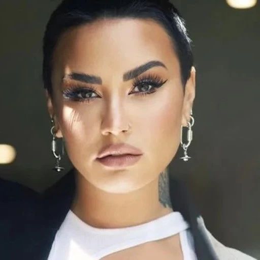 Demi Lovato 新照片,妆容精致颜值回春!