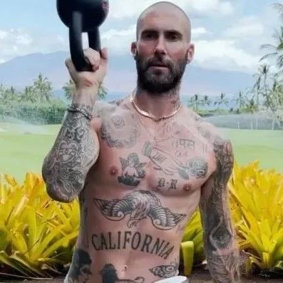 Adam Levine 再次上街晒肉!