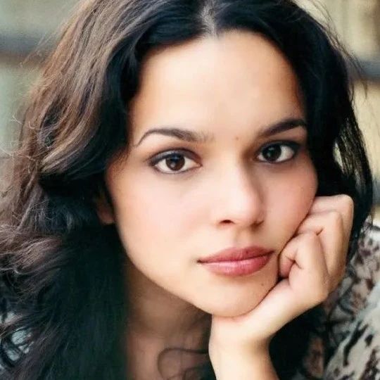 Norah Jones 穿香奈儿登印度版《VOGUE》金九封面