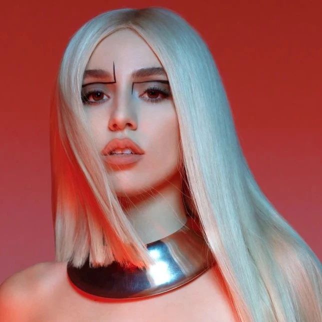 Ava Max 回应没听过Elton John 的任何一首歌事件.