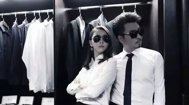 《老公去哪了》黄小蕾黄俊鹏变身“史密斯夫妇”大玩套路play