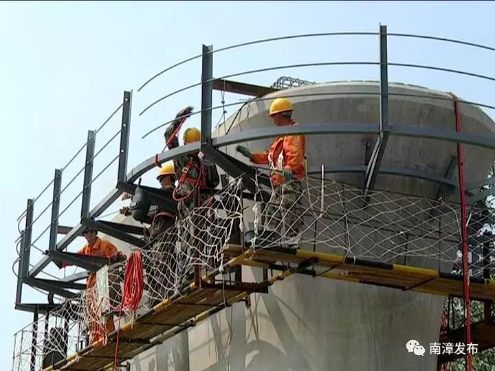 2公里的方家庙双线特大桥施工现场,浇筑完毕的桥墩整齐排列,工人们