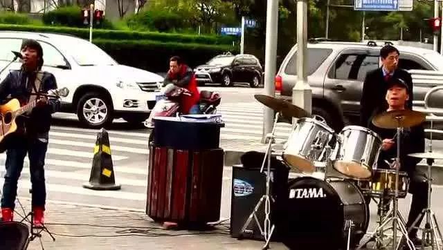 对于一个一夜成名的少年吉他手来