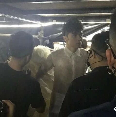 古巨基演唱会惊险坠台10分钟,妻子吓到失声痛哭,事后拜佛求平安