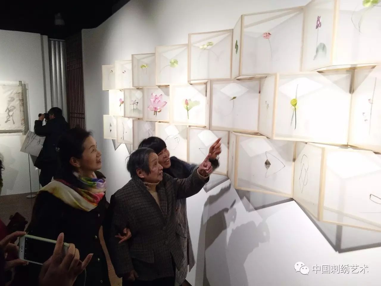 苏绣艺术国大师顾文霞在姚建萍,梁雪芳的陪同下观看展览