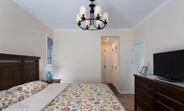 想在主卧装个衣帽间？这样设计既省空间又美观！