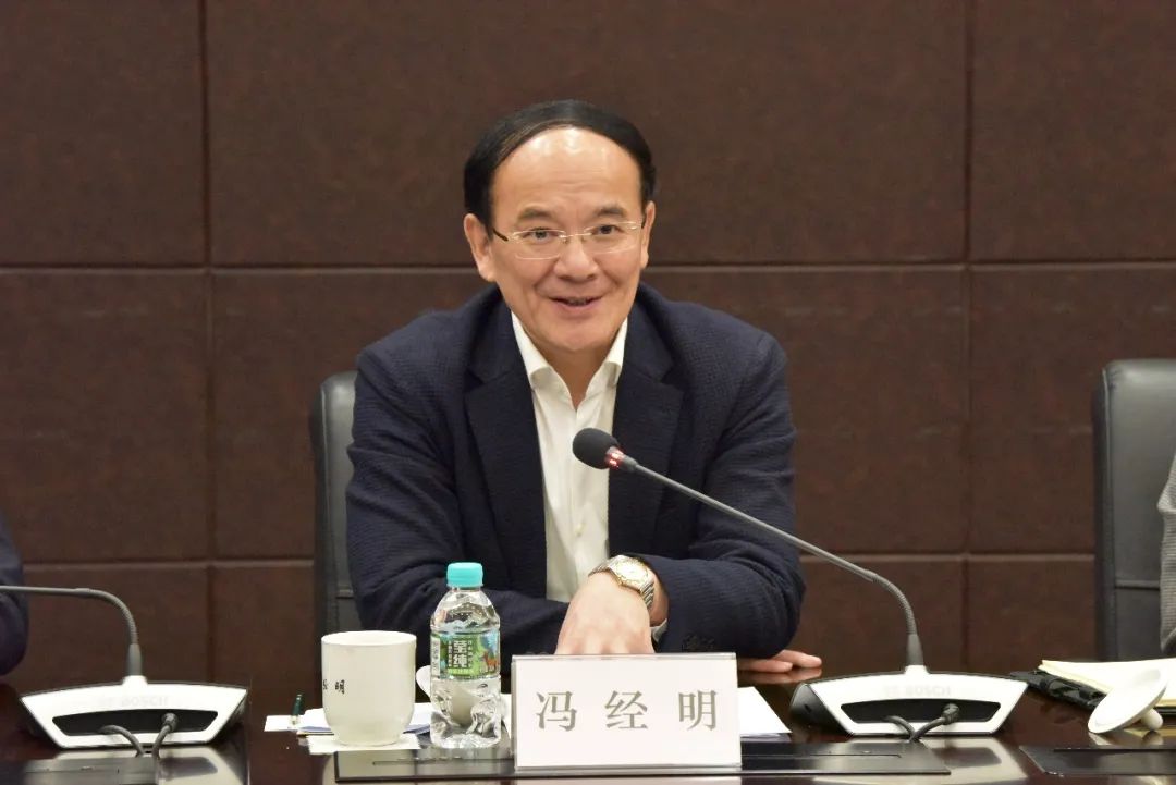 冯经明代表上海地产集团对李永明一行表示欢迎,对中建八局取得的发展