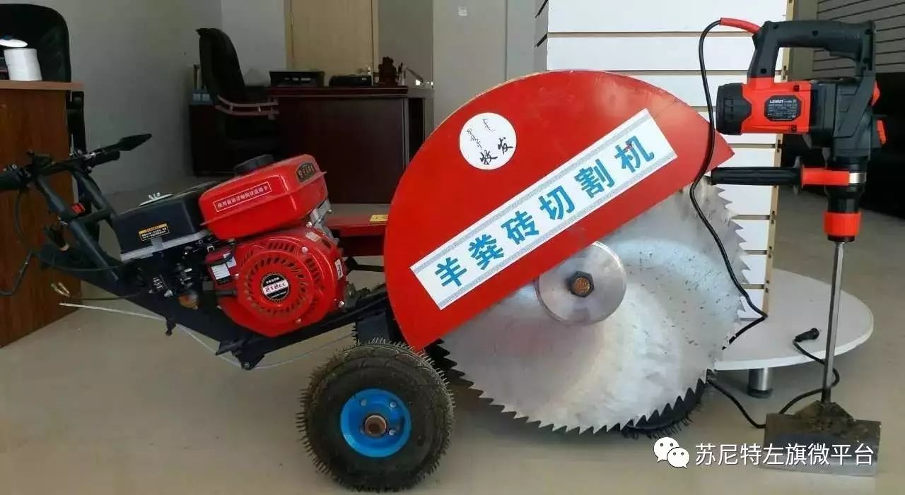 东苏牧民小伙儿研制了"羊粪砖"神器,干牧活方便多了!