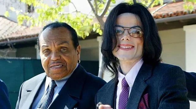 乐坛一代歌王迈克尔·杰克逊父亲逝世,杰克逊家族的大家长就此离开