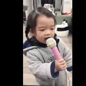 王栎鑫晒女儿唱《栀子花》 何炅: 要啥叔叔都给!