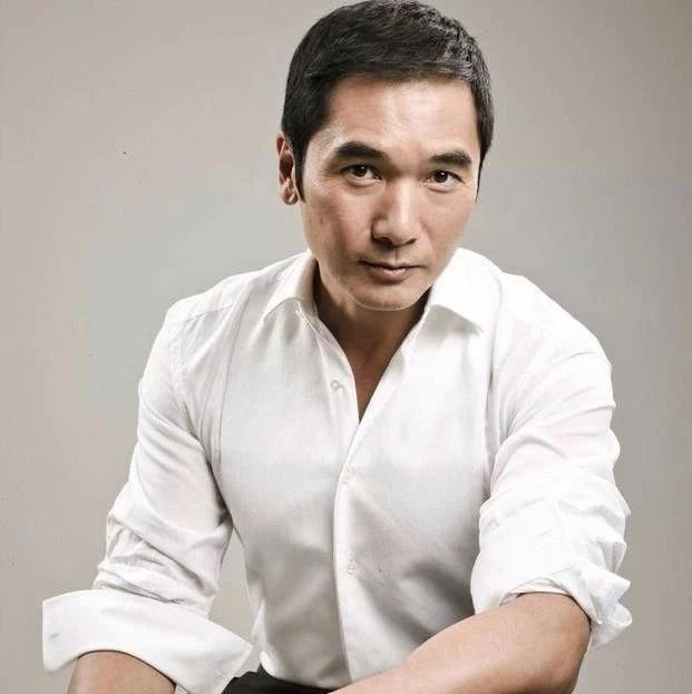 方中信大方晒和女儿的合照,女儿笑容灿烂可惜颜值没有遗传到父亲