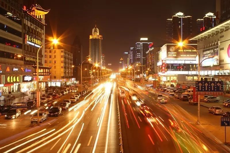 广州,深圳,上海…… 住在十几平米的房间里 每天早出晚归, 万家灯火