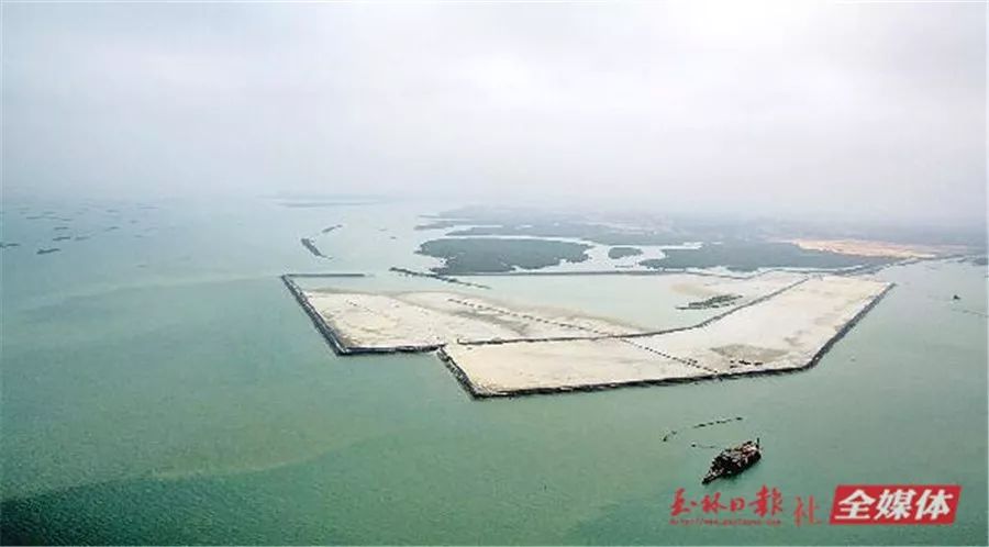 3月7日,建设中的铁山港东岸码头.(本报记者 陈东 摄)
