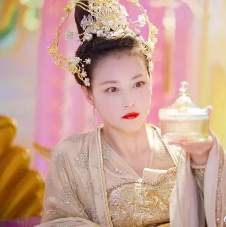 62岁刘晓庆与51岁周海媚同台比美,因为这衣服!网友:差的可不是一点!