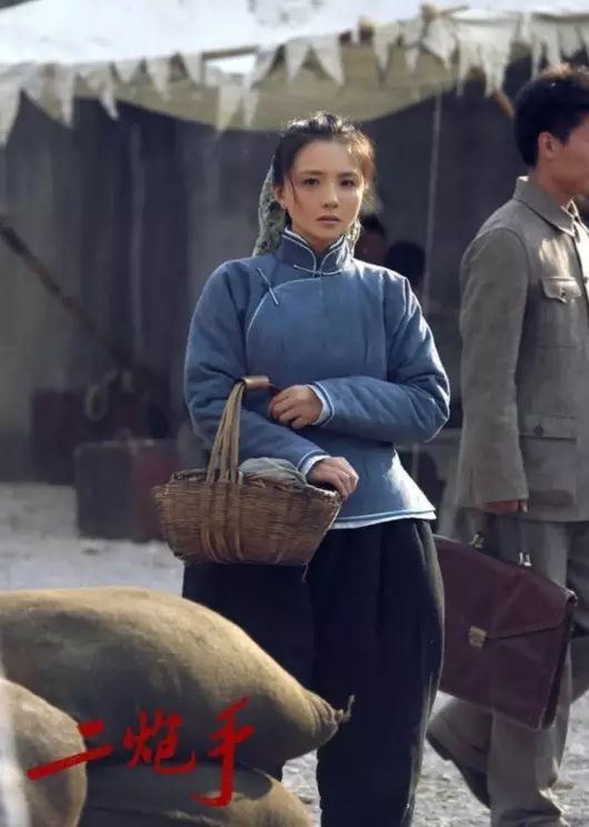 穿着东北农村女性特有的肥大棉裤,看起来像模像样.