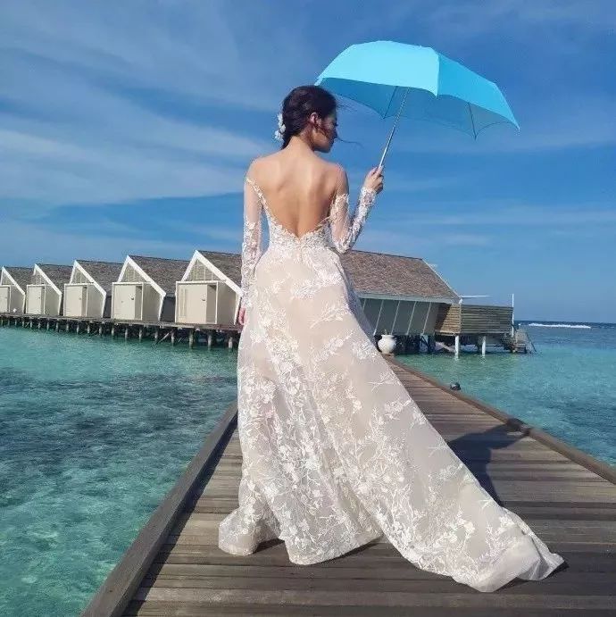安以轩在微博晒出拍摄婚纱照的花絮摄影,她身穿大露背性感白纱,露出小麦色的健康肌肤,性感撩人