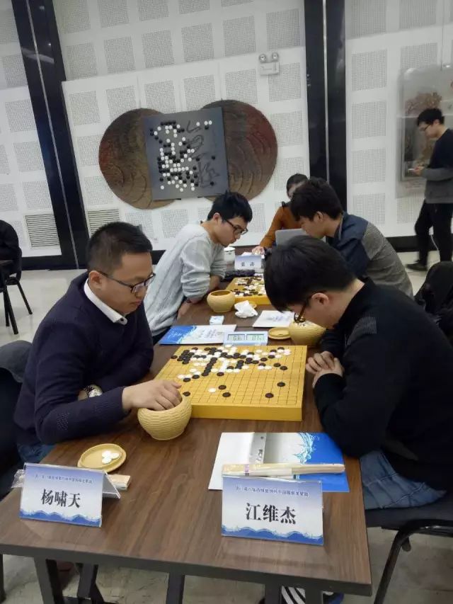 杨老师简介    围棋职业四段 国家一级运动员 上海外国语大学学士