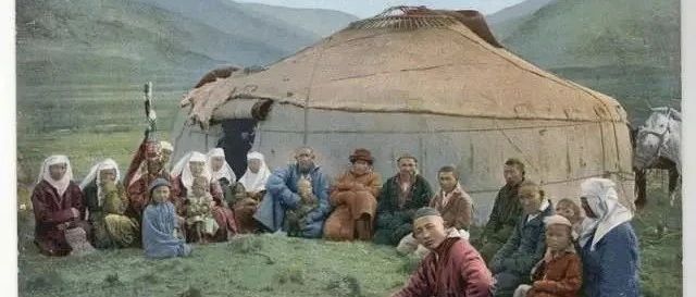 中国哈萨克族的由来，现在多少哈萨克族移民哈萨克斯坦了？