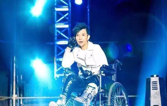 潘美辰坐轮椅开演唱会,《我想有个家》唱了30年,自己还没嫁出去