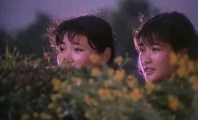 " 《绒花》是电影《小花》的主题曲,由李谷一演唱,由刘国富,田农作词