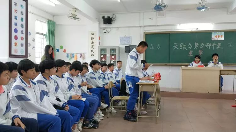 岭南师院附中东方实验学校_校园新闻_唇枪舌剑尽显少年风采 智慧撞击