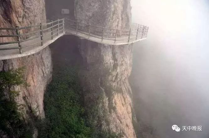 老君山穿云悬空栈道,全长约1000余米,横亘与渡云桥与将军峰之间的悬崖