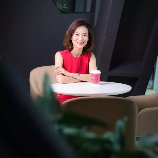2001年,进入央视财经频道担任节目主持人,先后主持过《中国证券》