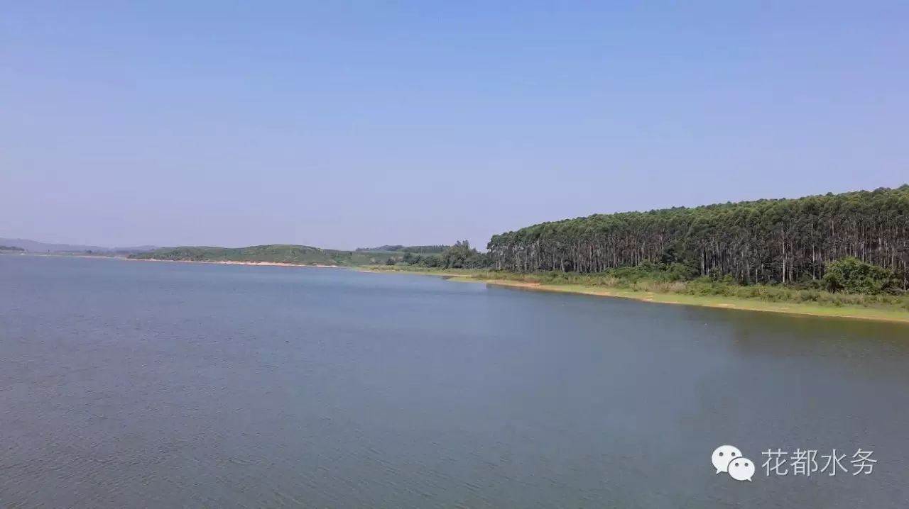 水库汇集东坑,三步坑,铁屎坑三条坑的河水,故名"三坑".