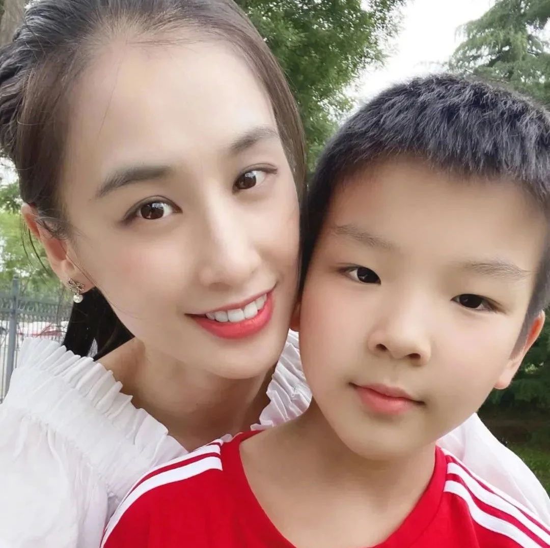 杨子女儿:8岁成企业股东18岁哈佛毕业,父母离婚后仍坚强成长