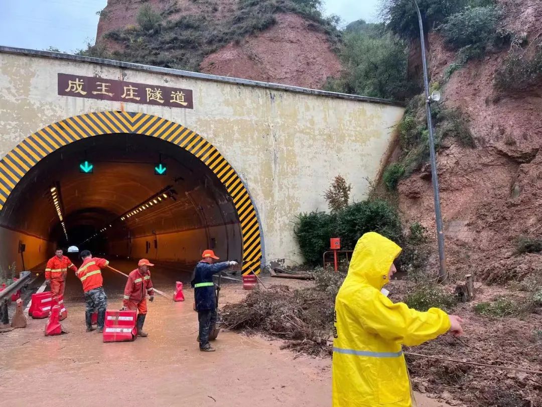 10月5日,京昆高速运城方向成王庄隧道入口边坡发生滑坡,占据道路,影响