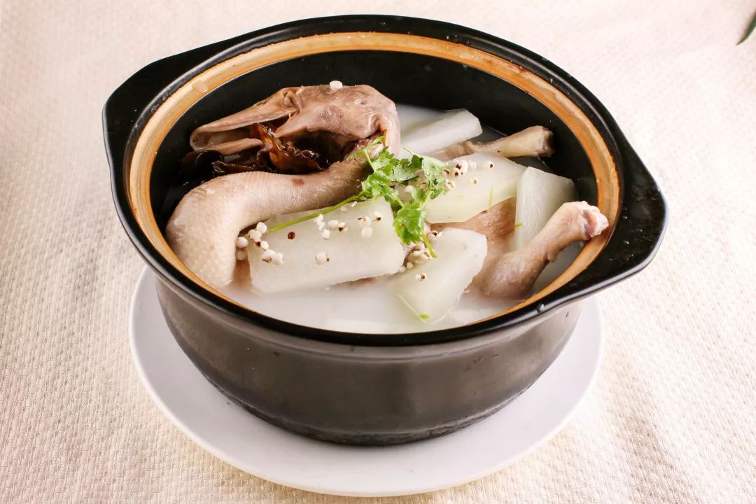 冬瓜性微寒,有清热解毒,利水消痰,除烦止渴,祛湿解暑的作用;鸭肉凉性