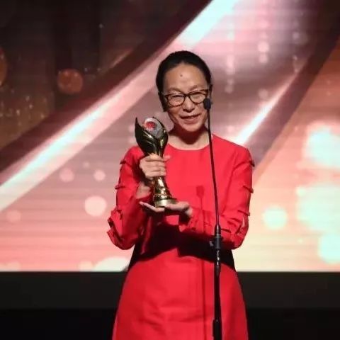 中国文联副主席、著名演员奚美娟获第十三届中美电影节年度杰出成就大奖