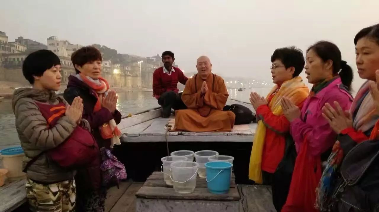 方丈领众合掌为放生的鱼儿做三皈依.