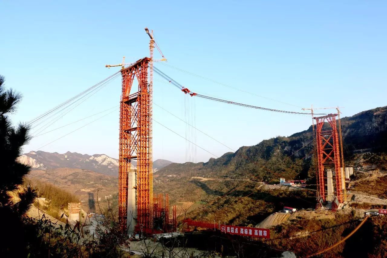 2016年1月17日,鸭池河特大桥 480吨缆索吊成功试吊时的场景.