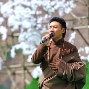 久等了,金川梨花节开幕!容中尔甲、蒲巴甲邀你共赴金川