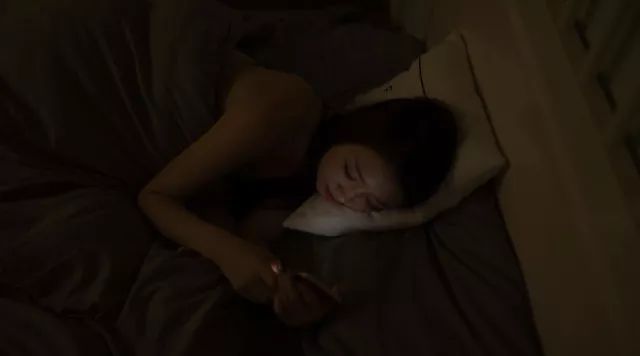 据说总爱躺床上玩手机到深夜的人,都是因为患上了一种