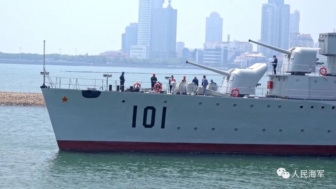 重磅国家一级文物101号鞍山舰坞修完毕成功返回海军博物馆1号码头
