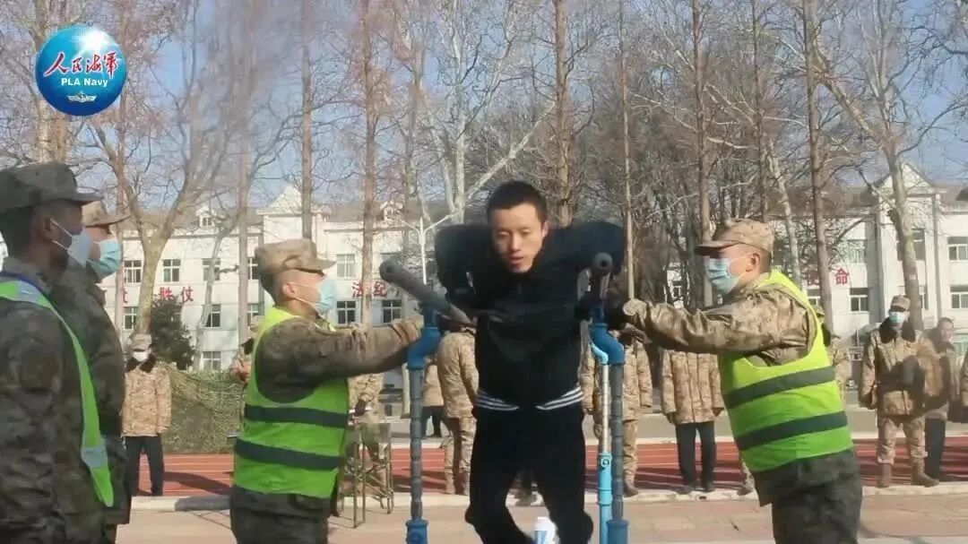 顶牛！105分钟850个双杠臂屈伸，为这个上等兵点赞