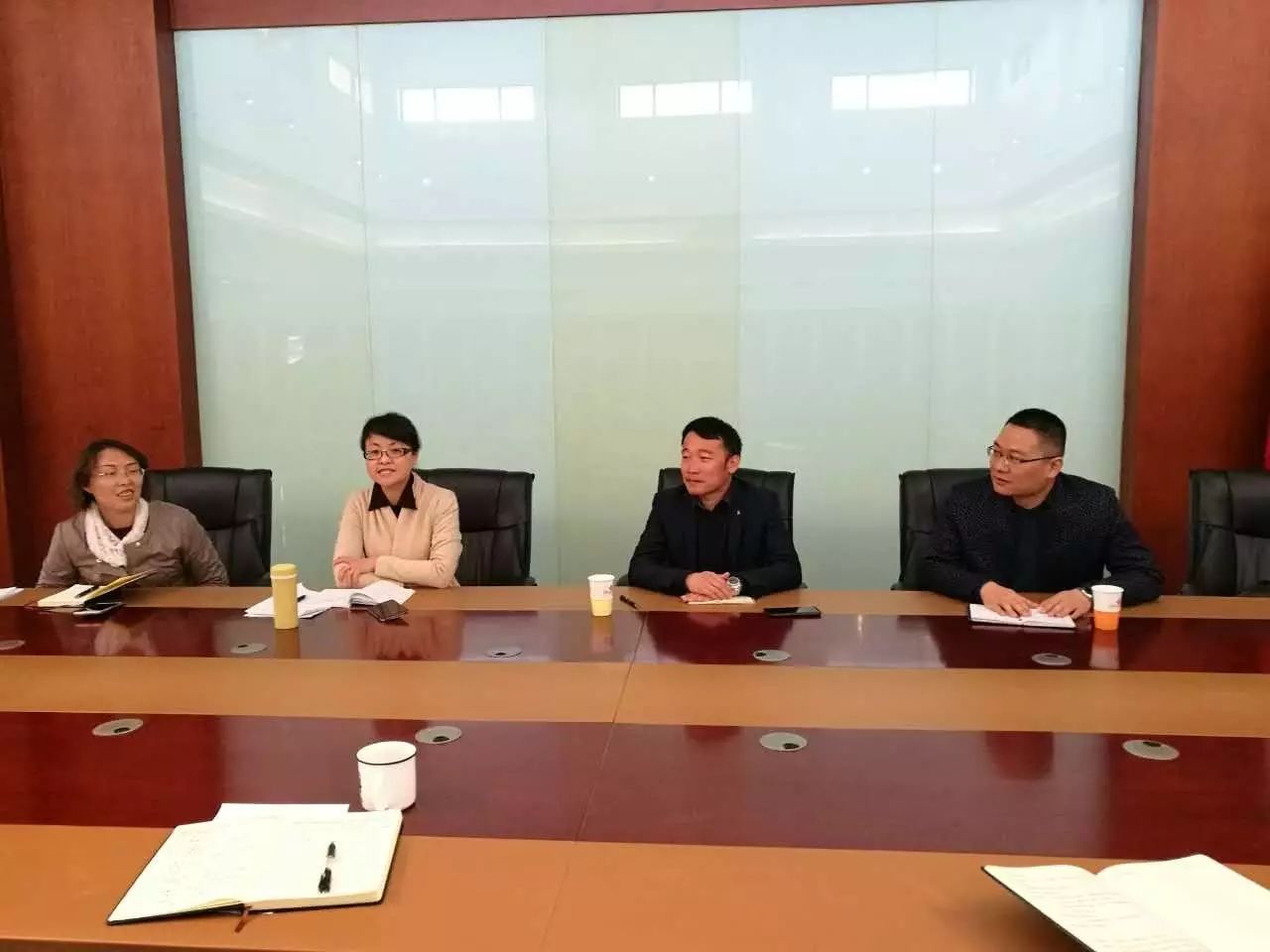 昆明市博览事务局局长周燕(左二)携三位副局长全程参与会见