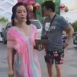 自称黄宗泽前女友,如今在街上大爆粗口,动手打人!还卖过期化妆品...