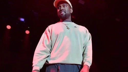 Kanye West 在TMZ 即兴表演并曝光新专辑曲目伴奏