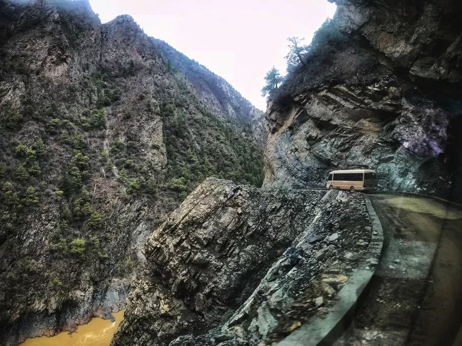 悬崖上的公路 焫茸冰川 第二条为:丁青——巴青——索县 可去往布加图片