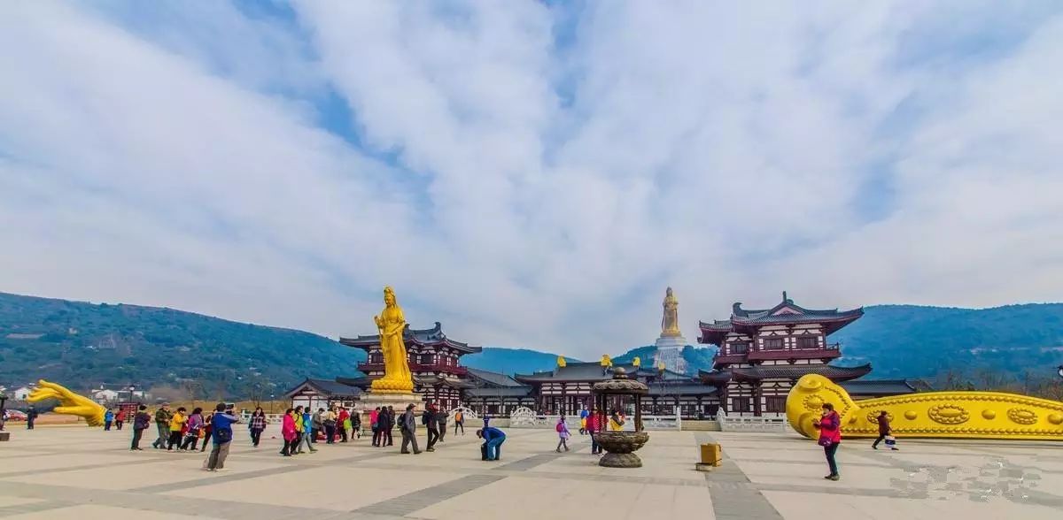 观音寺位于苏州太湖西山岛绮里坞,坐落在烟波浩渺的太湖边,背靠七十二