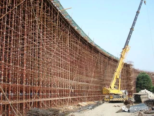 采用支架法施工时,修建的临时用于承担桥梁荷载的支架,通常用钢管或