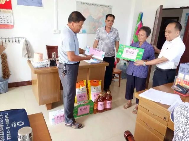 图为再生园区管委会机关党支部副书记莫非到龙圩区龙圩镇四合村慰问.