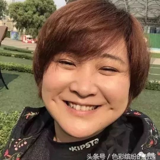 冯巩的两位女弟子,一个越丑越红,另一个貌若天仙却始终火不了