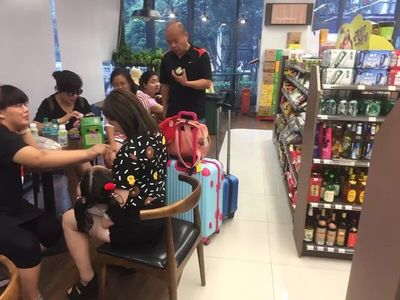 马云无人超市被蹭空调大妈占领?你又被朋友圈骗了