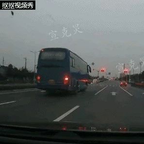 【梁静茹给了他勇气】视频:连闯3个红灯的大巴车